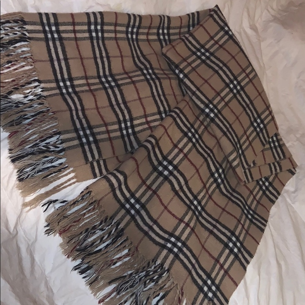 BURBERRY Scarf. LONDON 100% Cashmere.